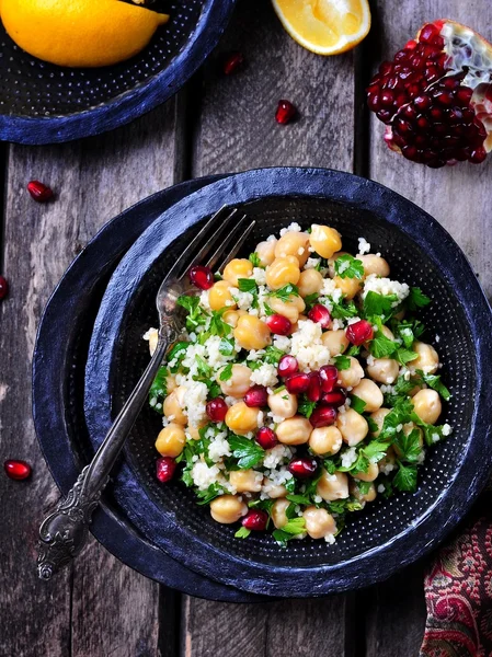 Kikkererwten salade met couscous, peterselie, olijfolie met granaatappel — Stockfoto