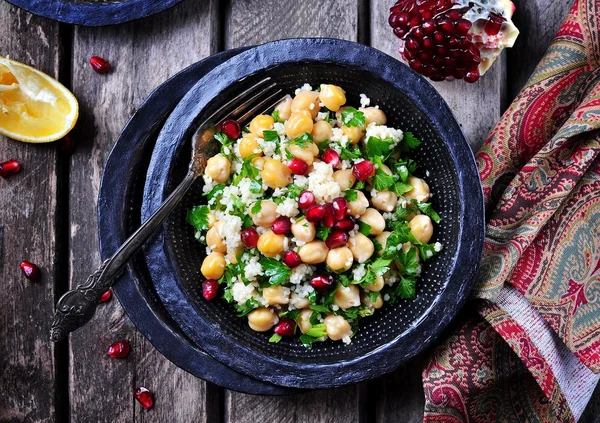 Salada de grão de bico com cuscuz, salsa, azeite com romã — Fotografia de Stock