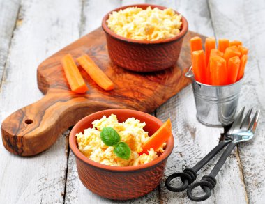 Yumurta ve havuç sopa ile peynir dip