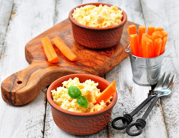 Mergulho de queijo com palitos de ovo e cenoura — Fotografia de Stock