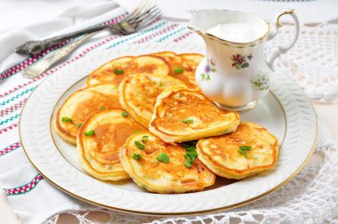 Jambon, peynir, yeşil soğan ve ekşi krema ile Pancakes