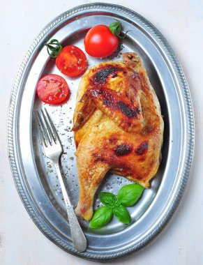 Kiraz domates ve fesleğen bir demir plaka üzerinde ızgara tavuk