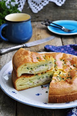 Ahşap arka plan üzerinde tavuk, patates ve yeşil soğan ile aperatif kek. seçici odak.