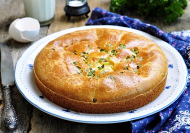 Ahşap arka plan üzerinde tavuk, patates ve yeşil soğan ile aperatif kek. seçici odak.