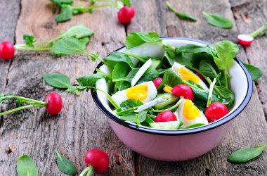 Salata salatalık, turp, ramson, ıspanak, haşlanmış yumurta ve zeytin yağı.