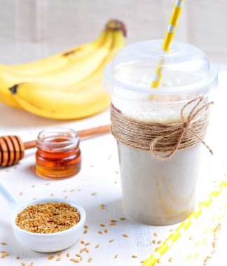 Bal ve keten tohumu ile muz smoothie