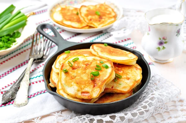 Pannkakor med skinka, ost, grön lök och gräddfil — Stockfoto