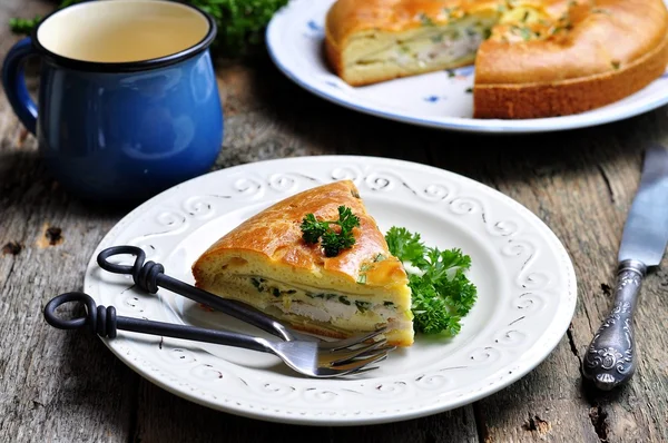 Закуска торт с курицей, картофель и зеленый лук на деревянном фоне. селективный фокус . — стоковое фото