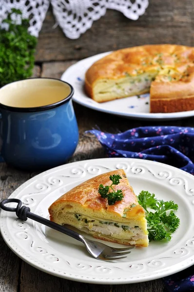 Закуска торт с курицей, картофель и зеленый лук на деревянном фоне. селективный фокус . — стоковое фото