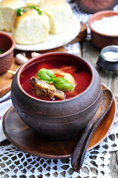 Sopa ucraniana de verduras Borsch em uma mesa de madeira . — Fotografia de Stock