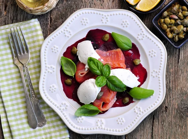 Salada de beterraba, queijo mole e salmão defumado com alcaparras e azeite . — Fotografia de Stock