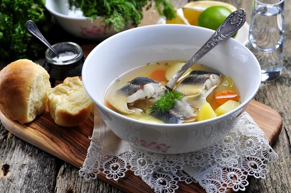 Sterlet-Fischsuppe mit Gemüse auf Holzgrund. — Stockfoto