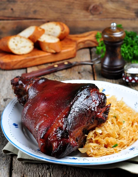 Свиной сустав, запеченный в темном пиве с горчицей и медом — стоковое фото