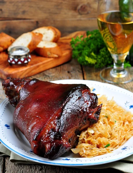 Schweinshaxen in dunklem Bier mit Senf und Honig gebacken — Stockfoto
