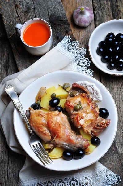 Coniglio arrosto in vino bianco con rosmarino, olive e capperi — Foto Stock