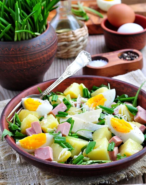 Salată de usturoi sălbatic cu cartofi fierți, ouă, șuncă, parmezan și arugula — Fotografie, imagine de stoc