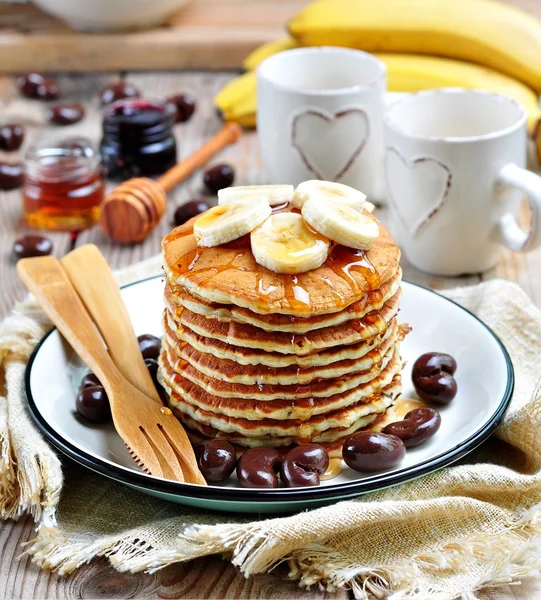 Vegetarian Pancake tanpa telur dengan sirup agave organik dan pisang — Stok Foto