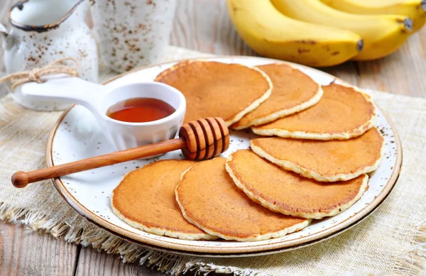 Vegetarian Pancake without eggs with organic agave syrup and bananas — Stock Photo, Image