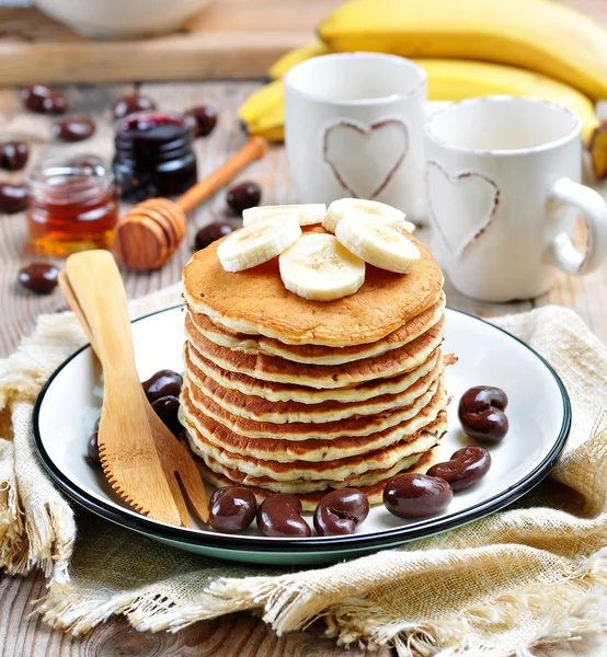 Vegetarian Pancake tanpa telur dengan sirup agave organik dan pisang — Stok Foto