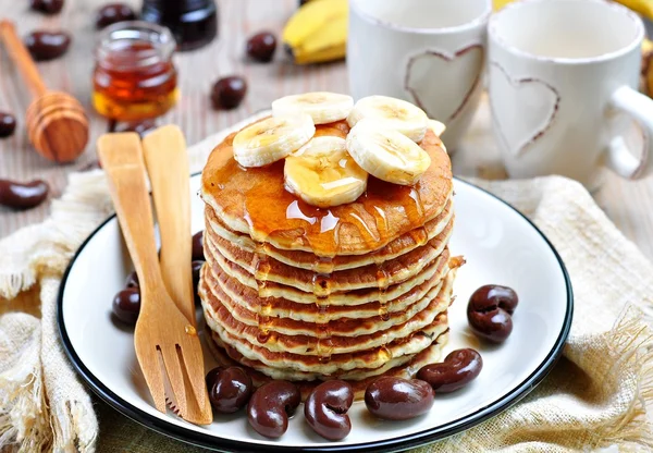 Pancake vegetariano senza uova con sciroppo d'agave biologico e banane — Foto Stock