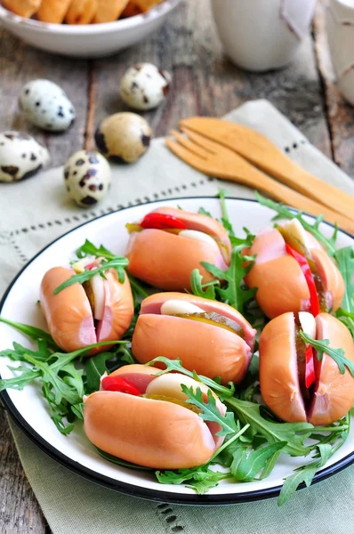 Saucisses marinées à l'ail, piments et cornichons . — Photo