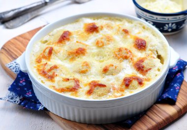 Mozzarella peyniri ile bir kremalı sos pişmiş balık topları