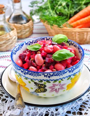 Pişmiş pancar, havuç ve yeşil bezelye, fasulye, soğan ve zeytin yağı, sebze salatası.
