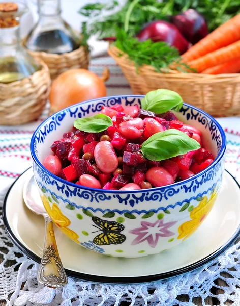 Овощной салат из вареной свеклы, моркови и зеленого гороха, бобов, лука и оливкового масла . — стоковое фото