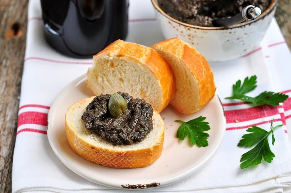 Французская кухня - тапенад из оливок, каперсов, анчоусов и оливкового масла . — стоковое фото