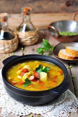 Kuru bezelye çorbası, sebze füme sosis ile