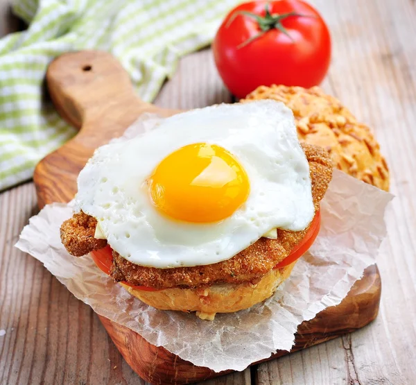 Sanduíche com schnitzel de frango, tomate e ovo — Fotografia de Stock