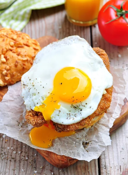 Бутерброд з курячим шніцелем, помідорами та яйцем — стокове фото