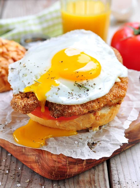 Sandwich au poulet schnitzel, tomate et oeuf — Photo