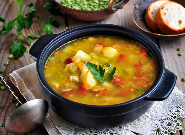 Суп сухой горох, овощи с копченой колбасой — стоковое фото