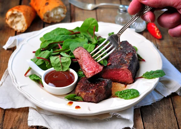 Medium steak with salad and barbecue sauce — Stock Photo, Image
