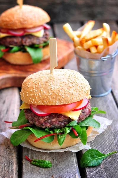 Hamburguesa de carne casera con verduras y papas fritas . — Foto de Stock