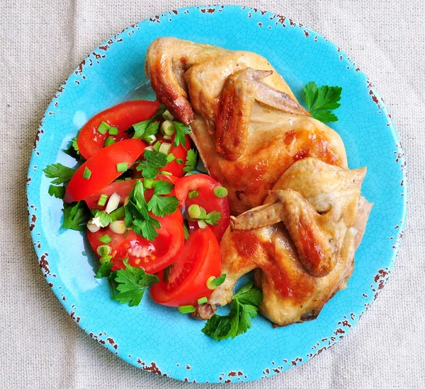 Pollo asado con ensalada de tomates, cebolla verde y perejil . — Foto de Stock
