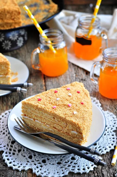 Homemade honey cake on a wooden table. Rustic style. — Stock Photo, Image