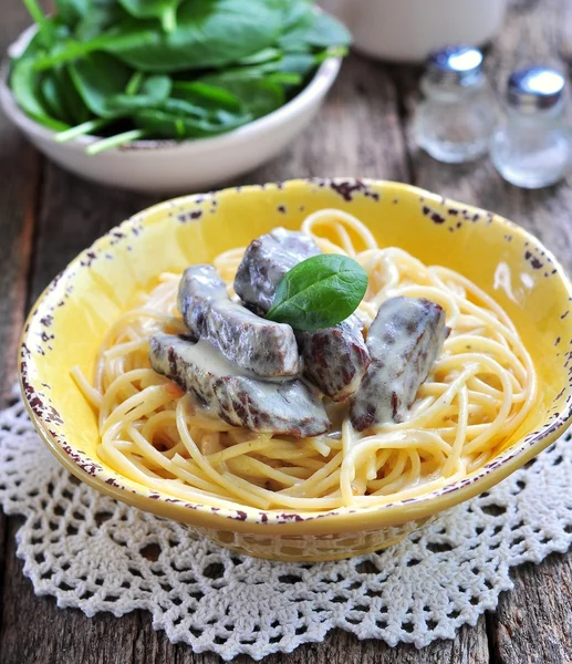 Pasta con carne estofada en salsa de mostaza cremosa . — Foto de Stock