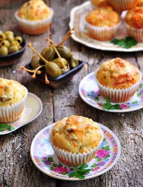 Gâteaux au fromage, jambon, olives et tomates séchées au soleil — Photo