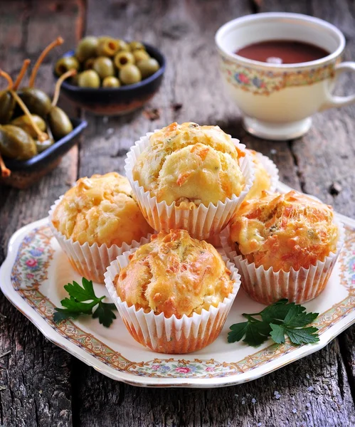 Gâteaux au fromage, jambon, olives et tomates séchées au soleil — Photo