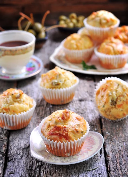 Snackkuchen mit Käse, Schinken, Oliven und sonnengetrockneten Tomaten — Stockfoto