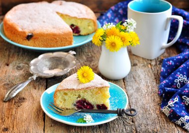 eski ahşap zemin üzerinde bir kiraz ile sünger kek.