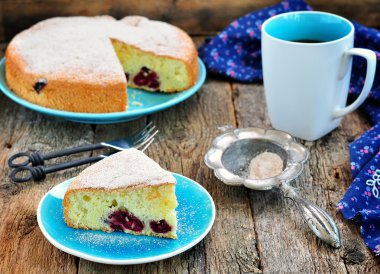 eski ahşap zemin üzerinde bir kiraz ile sünger kek.