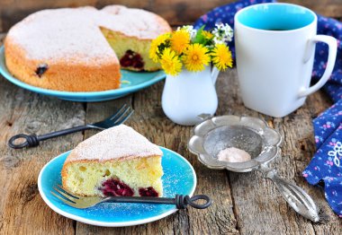 eski ahşap zemin üzerinde bir kiraz ile sünger kek.