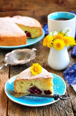 eski ahşap zemin üzerinde bir kiraz ile sünger kek.