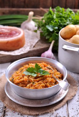 Havyar organik kabak, soğan, havuç ve domates sarımsak ve maydanoz ile squash