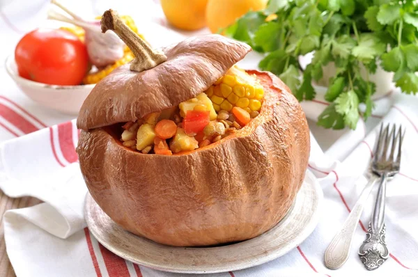 Gemüseeintopf aus Kartoffeln, Mais, Paprika, Zwiebeln, Tomate mit Linsen, in einem Kürbis gebacken. — Stockfoto