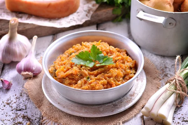 Squash-Kaviar aus Bio-Zucchini, Zwiebeln, Karotten und Tomaten mit Knoblauch und Petersilie — Stockfoto