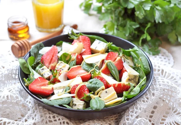 Salată cu spanac, căpșuni, brânză albastră și parmezan — Fotografie, imagine de stoc